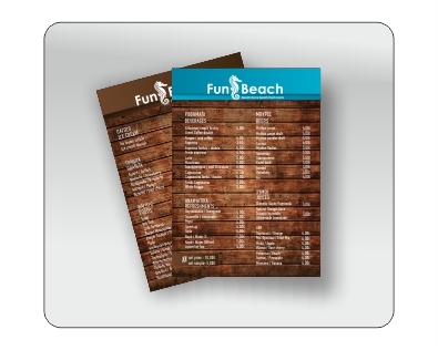 Δύο τυπωμένοι κατάλογοι ποτών και καφέ για beach bar με σχέδιο ξύλου, μπροστινή και πίσω όψη