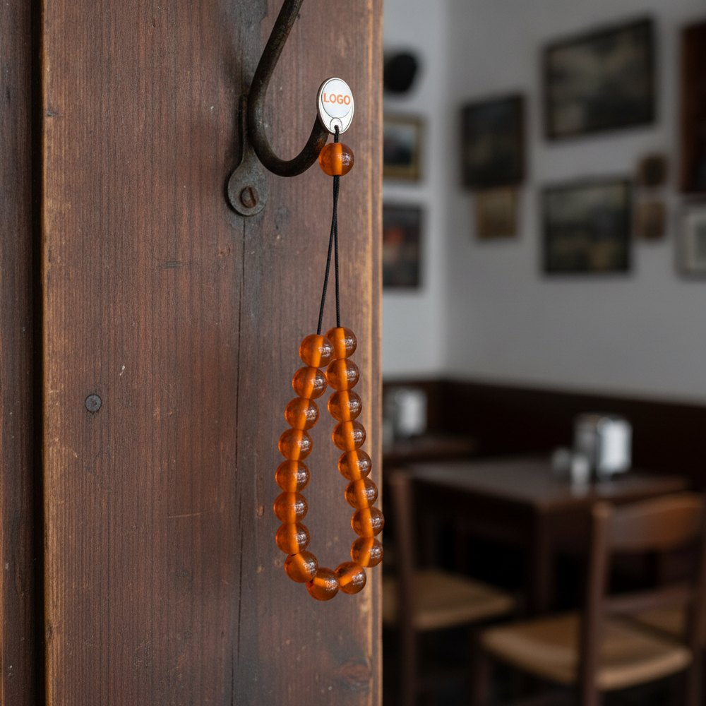 Διαφημιστικό Κομπολόι 28,5 cm με Λογότυπο κρεμασμένο σε καφενείο, με παράδειγμα εκτύπωσης λογοτύπου