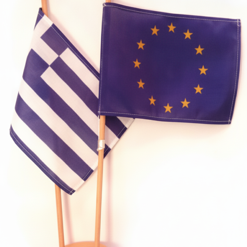 Διπλό επιτραπέζιο σημαιάκι με την ελληνική σημαία και τη σημαία της Ευρωπαϊκής Ένωσης σε κοινή στρογγυλή βάση