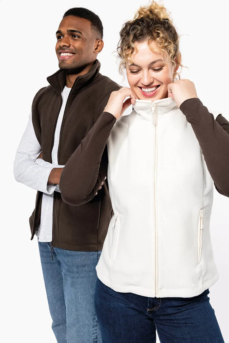 Γιλέκο Fleece Kariban Πίσω Όψη. Εκτύπωση Λογοτύπου σε Εταιρικά Ενδύματα | PERFECT advertising