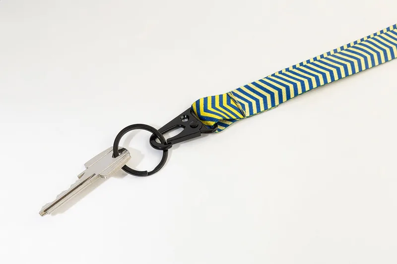 Ιμάντας Λαιμού (Lanyard) RPET με Μαύρο Μεταλλικό Καραμπίνερ. Λεπτομέρεια Εξαρτημάτων — Εκτύπωση Λογοτύπου | PERFECT advertising