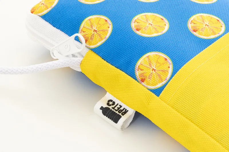 Τσάντα Crossbody RPET — Λεπτομέρεια Ετικέτας RPET. Εταιρικά Δώρα με Εκτύπωση | PERFECT advertising