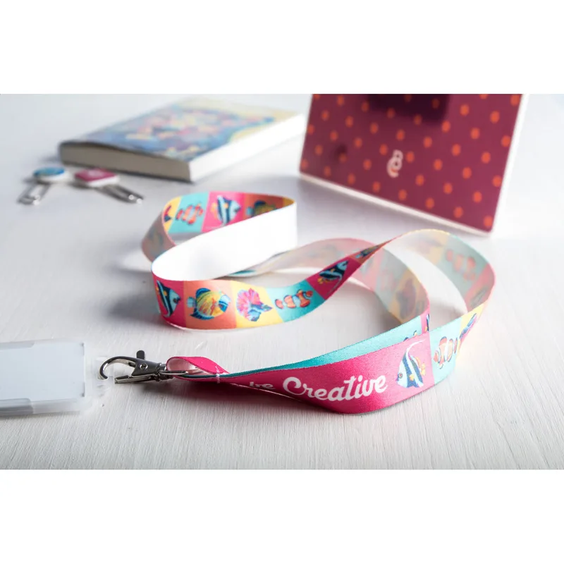 Κορδόνι Λαιμού (Lanyard) Sublimation με Τύπωμα και μεταλλικό καραμπίνερ. Πλάγια όψη — Εκτύπωση Λογοτύπου σε Ιμάντα Λαιμού | PERFECT advertising