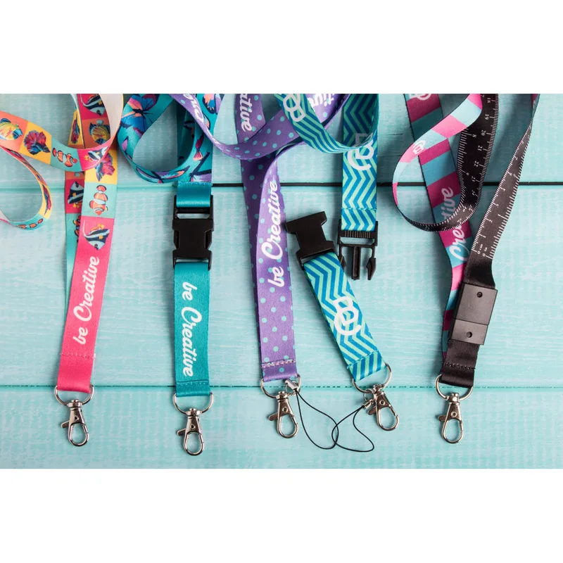 Ιμάντας Λαιμού (Lanyard) Sublimation με λογότυπο σε χρήση σε εταιρική εκδήλωση. Ορατότητα λογοτύπου — Διαφημιστικά Δώρα | PERFECT advertising
