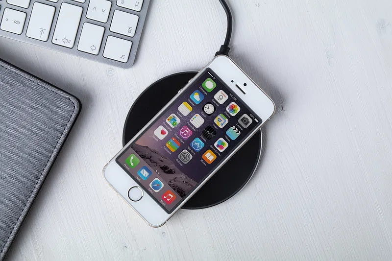 Ασύρματος Φορτιστής LED με Καλώδιο USB — Διαφημιστικά Δώρα για Επιχειρήσεις | PERFECT advertising