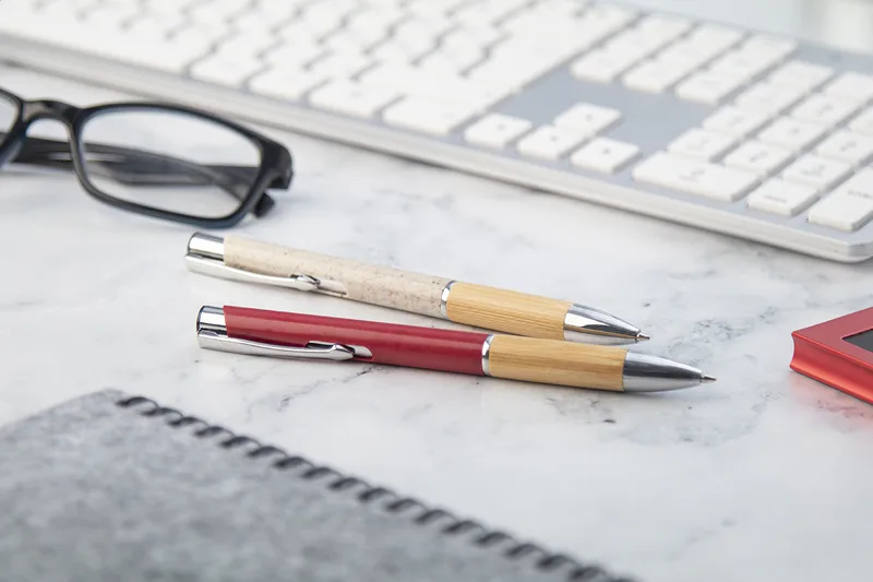 Στυλό Μπαμπού και Άχυρο Σιταριού σε Ομαδική Απεικόνιση. Εκτύπωση Λογοτύπου για Επιχειρήσεις | PERFECT advertising