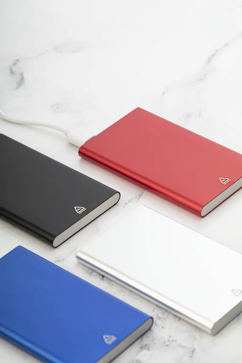 Power Bank 4000 mAh με Λογότυπο σε Ανακυκλωμένο Αλουμίνιο. Λεπτομέρεια Θυρών Φόρτισης — Διαφημιστικές Εκτυπώσεις | PERFECT advertising