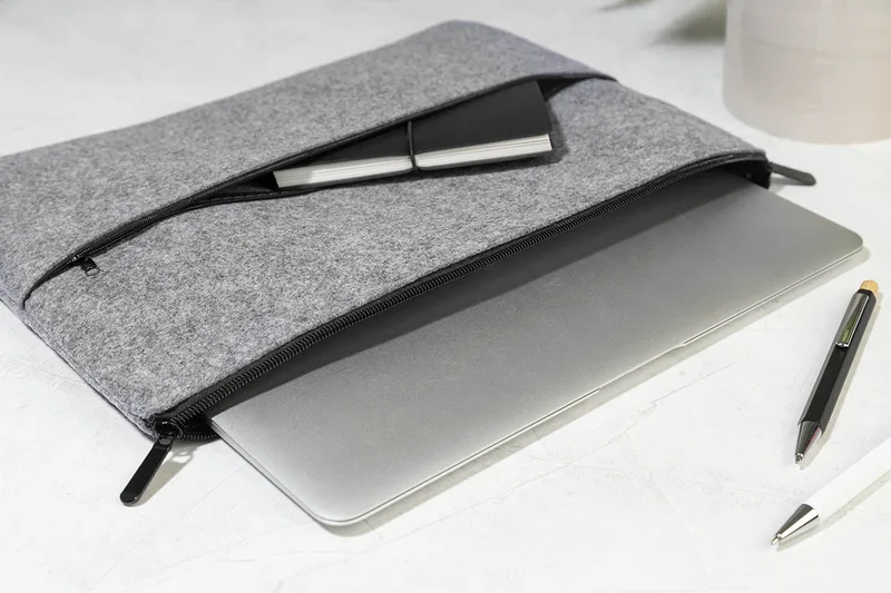 Ετικέτα RPET σε Τσάντα Laptop — Εκτύπωση Λογοτύπου σε Ανακυκλωμένο Felt | PERFECT advertising
