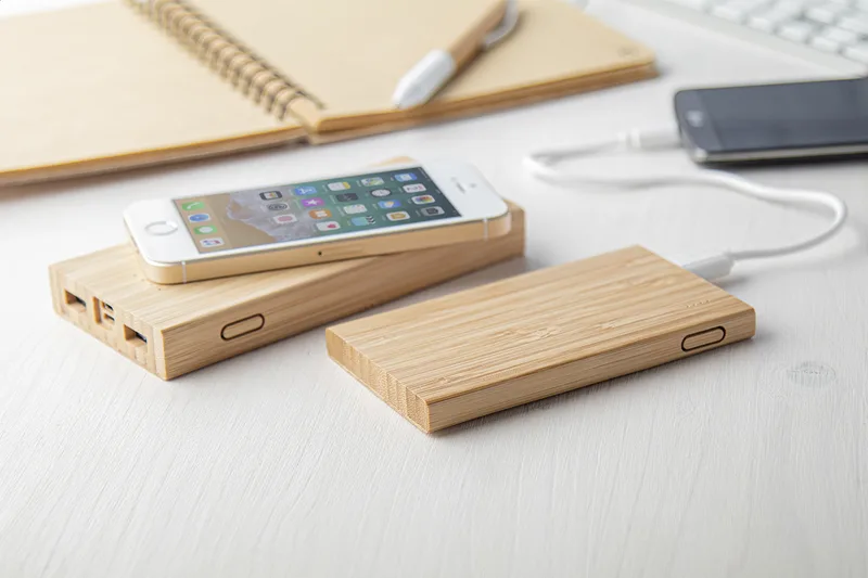 Power Bank Bamboo Πλαϊνή Όψη — Θύρες USB και Εκτύπωση Λογοτύπου Επιχείρησης | PERFECT advertising