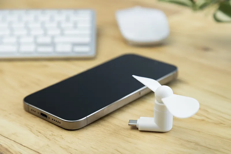 Ανεμιστήρας Smartphone USB-C σε Χρήση. Προϊόντα Προβολής με Λογότυπο | PERFECT advertising